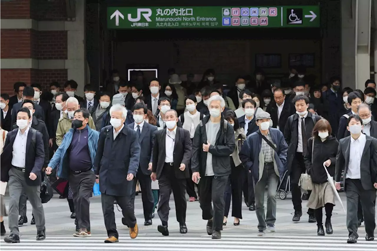 混雑する通勤、マスクで予防 「個人の判断」緩和初日の東京駅前 - トピックス｜Infoseekニュース