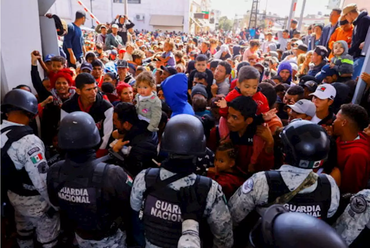 Hundreds of migrants try to force their way into US at Mexico border