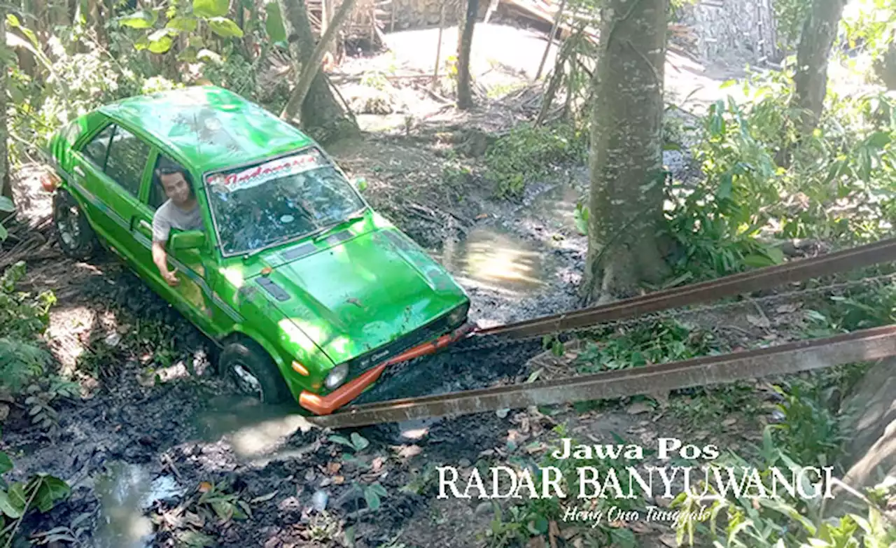 Mobil Oleng, Tabrak Pembatas Jalan, Terperosok ke Got, Lalu Terbalik