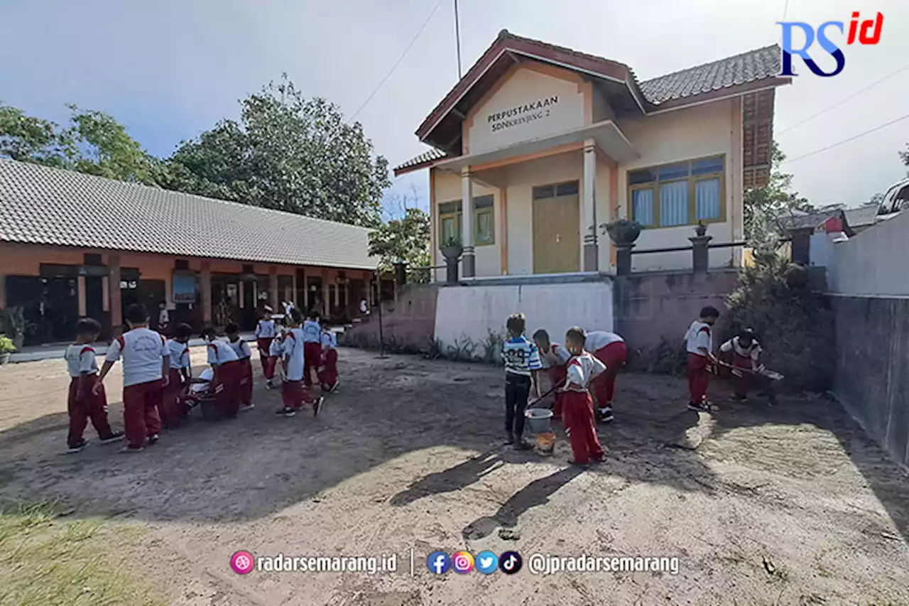 Siswa di SDN Krinjing 2 Magelang Kerja Bakti Bersihkan Abu Vulkanik Erupsi Merapi