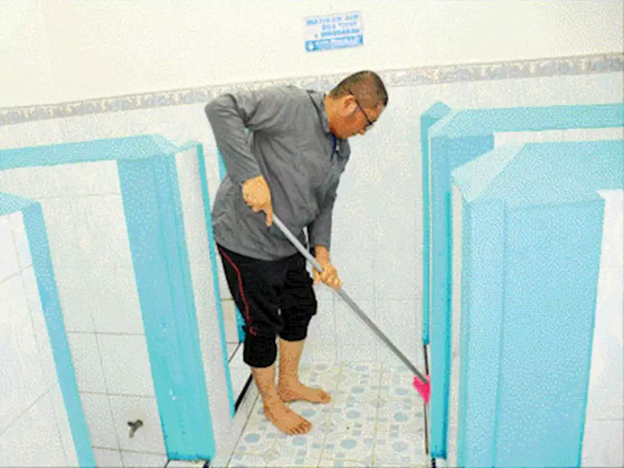 Wako Wakafkan Diri Bersihkan Toilet Masjid