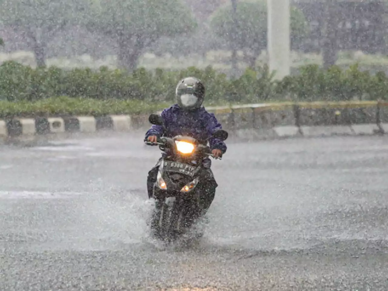 Waspada Hujan Disertai Kilat di Jaksel dan Jaktim Hari Ini