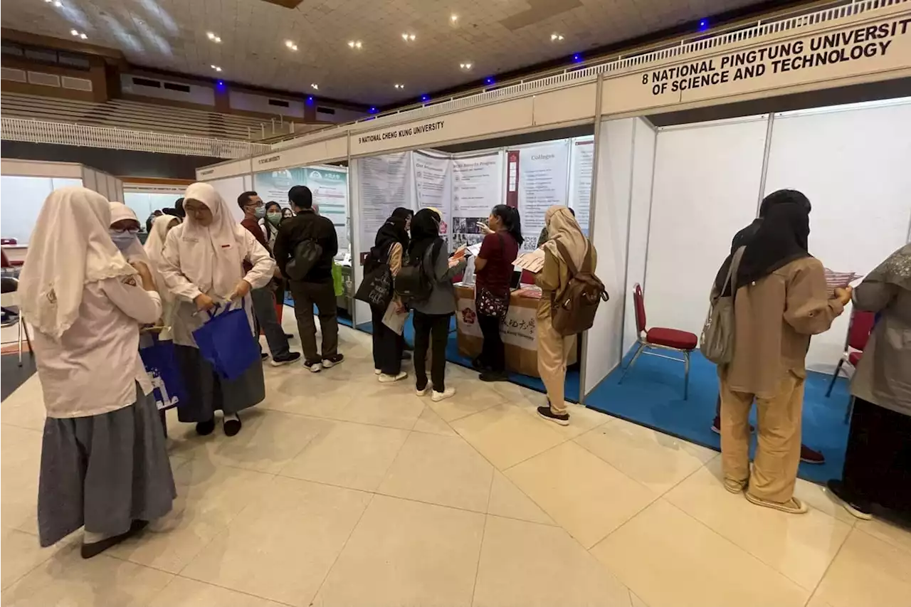 Universitas Asal Taiwan Pameran di Unair, Tawarkan Beasiswa Untuk Pelajar Indonesia