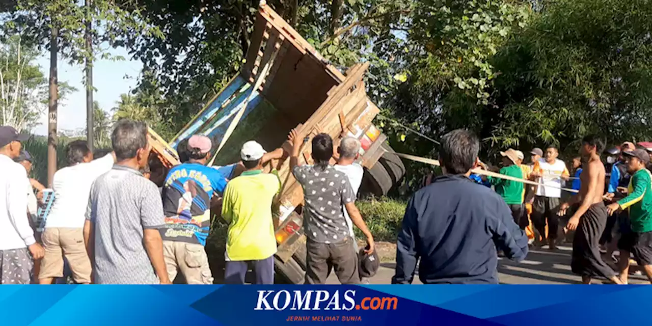 Truk yang Angkut Belasan Orang Terguling Usai Tabrak Lubang di JLT Lumajang, 3 Warga Dilarikan ke RS