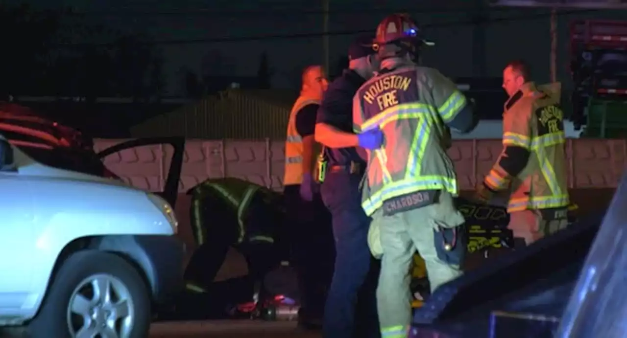 1-year-old killed, 3-year-old in critical condition after crash on North Freeway: HPD