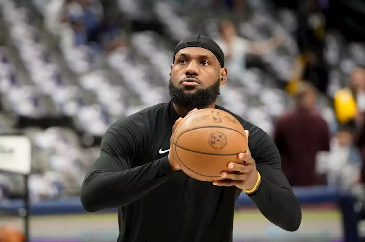 LeBron James out of walking boot, staying involved with Lakers during rehab