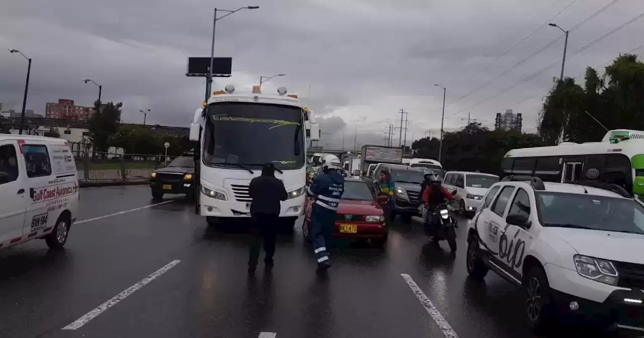 Movilidad en Bogotá está colapsada por manifestaciones, accidentes y caída de árboles