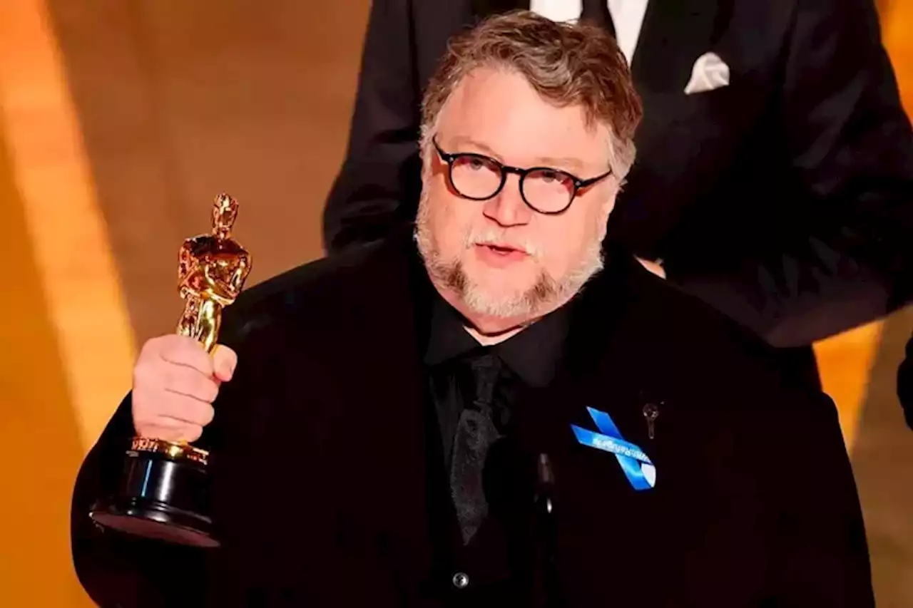 Premios Oscar 2023: qué significa el moño azul que lucieron Guillermo del Toro y otras celebridades en la gala