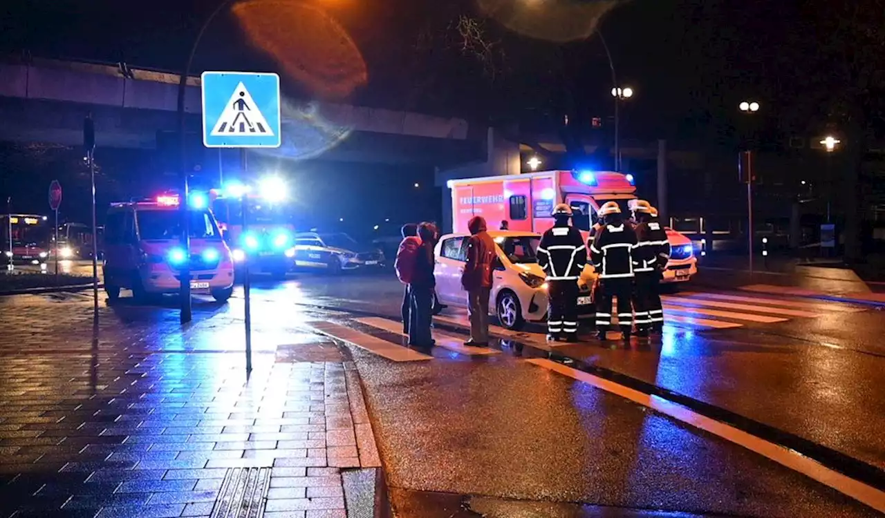 Autofahrerin fährt Fußgänger auf Zebrastreifen in Hamburg an