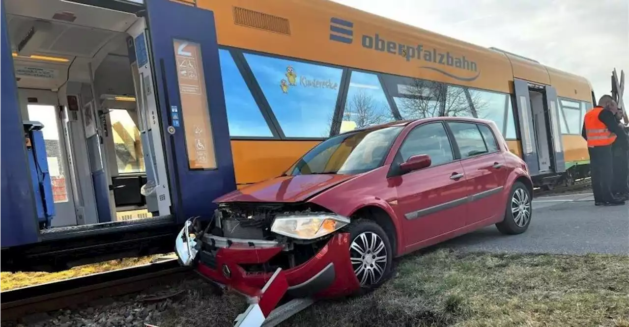 Unfall im Landkreis Cham: Autofahrerin (82) übersah bei Satzdorf Oberpfalzbahn