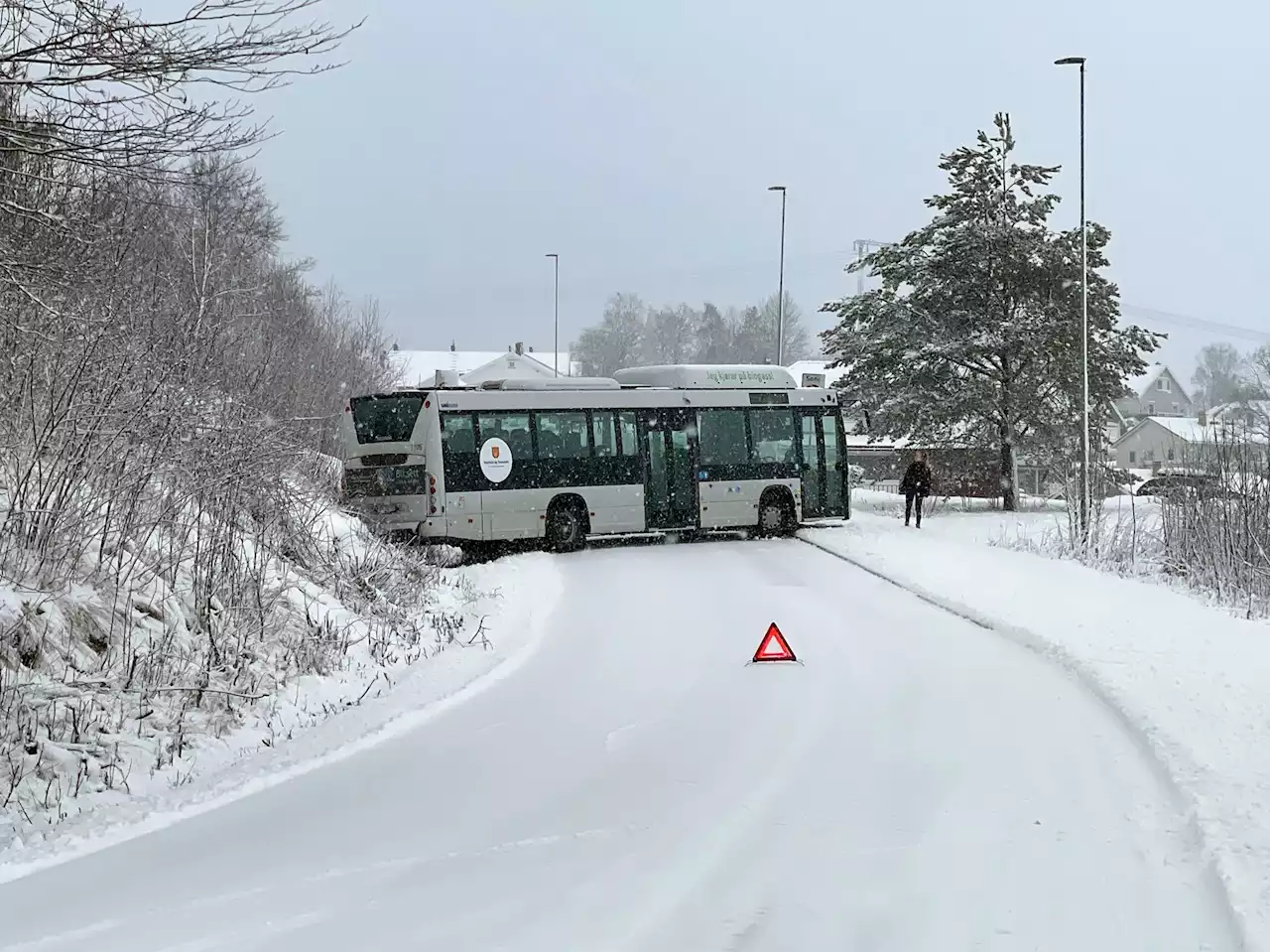 Her kommer det mer snø: Skaper problemer i trafikken