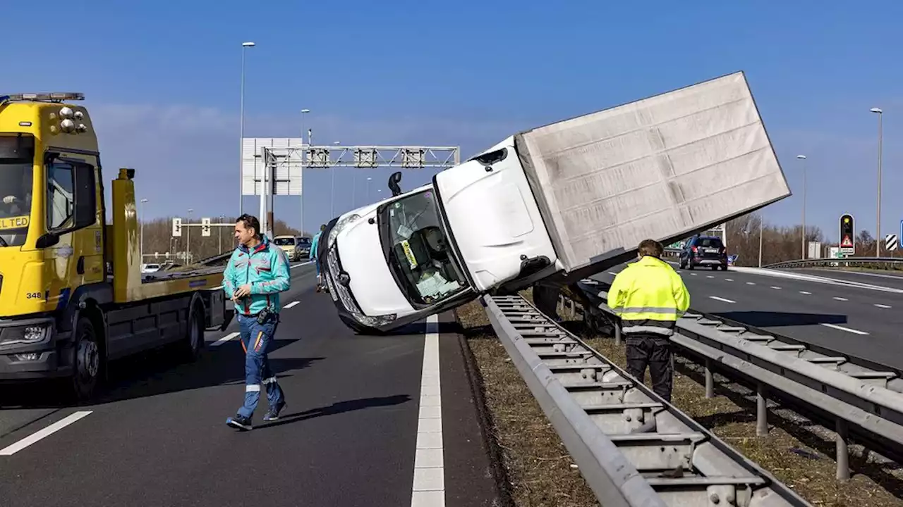 Omgewaaide vrachtauto's, schade en letsel door eerste storm van het jaar