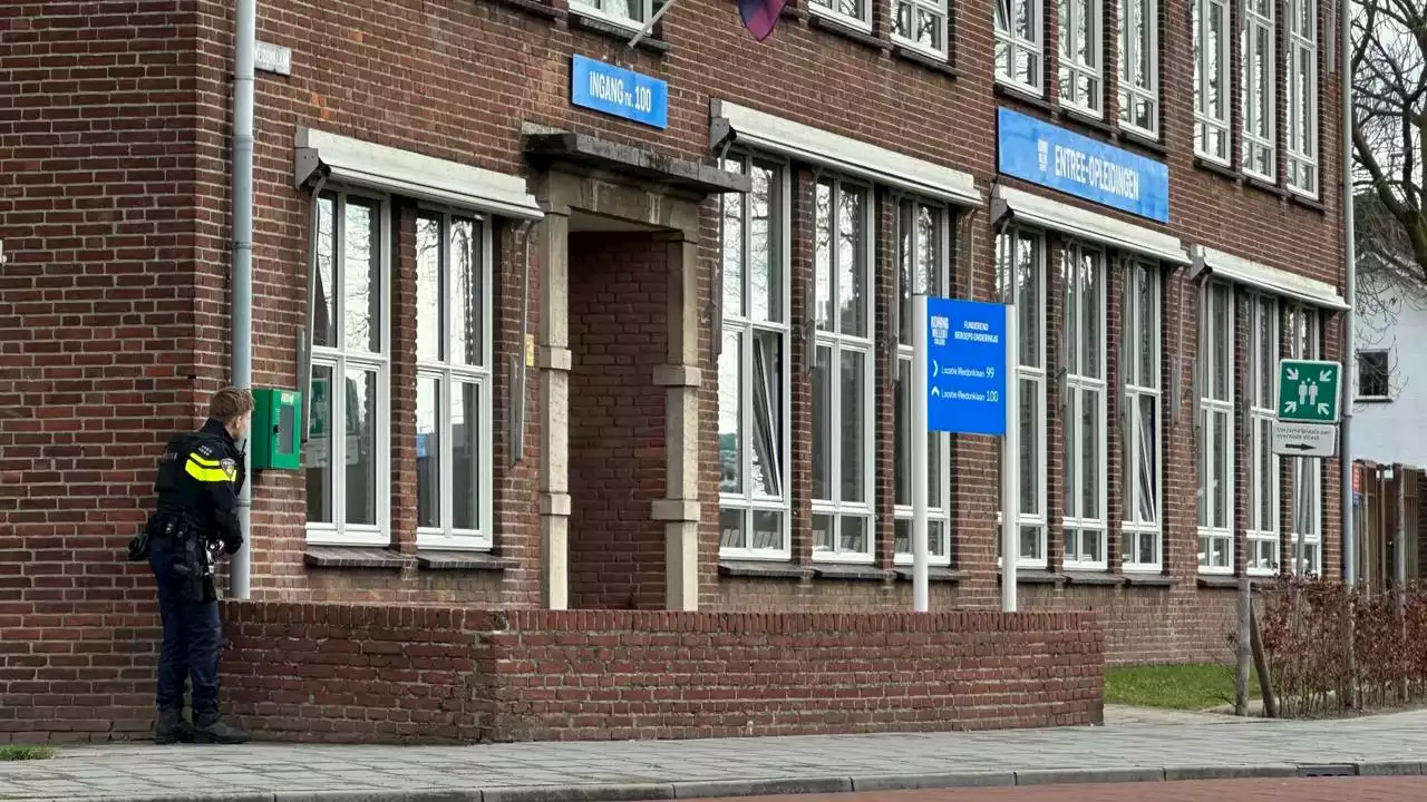 Student levert nepvuurwapen in na politieactie op school Den Bosch