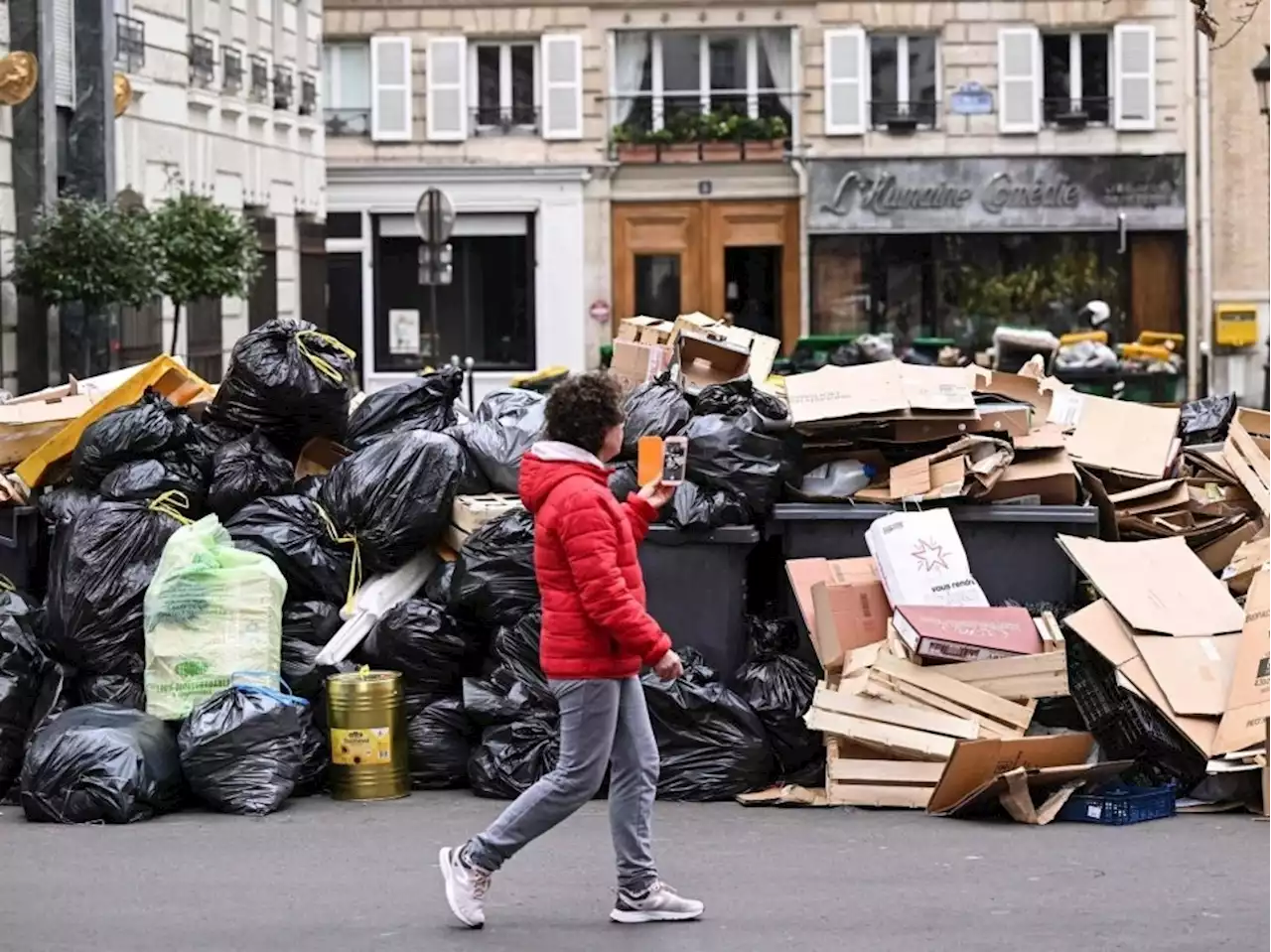 Neither protests nor garbage piles stop French pension bill