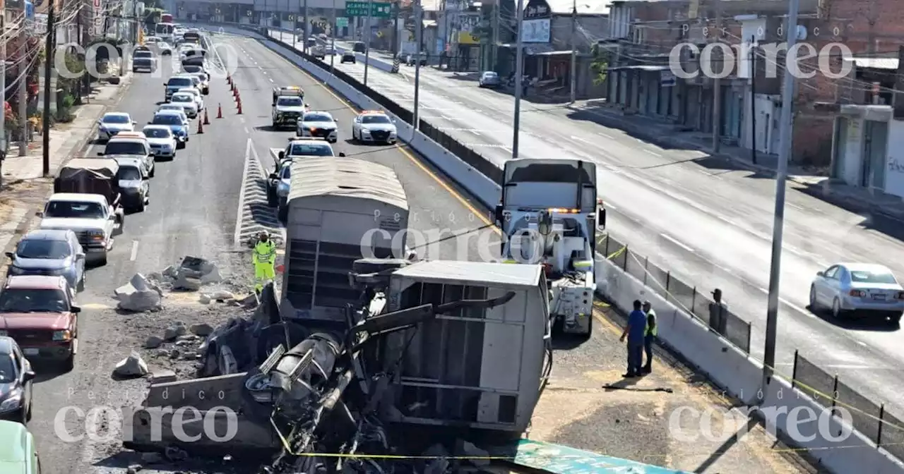 Aparatoso choque en carretera de Apaseo el Alto deja caos vial y miles de pesos en daños