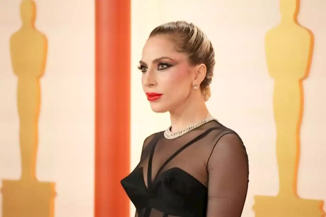 Lady Gaga Tolong Fotografer yang Jatuh di Oscar 2023