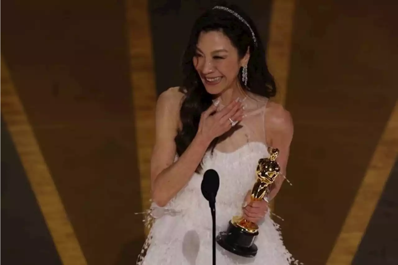 Michelle Yeoh Orang Asia Pertama yang Sabet Gelar Aktris Terbaik di Ajang Oscar