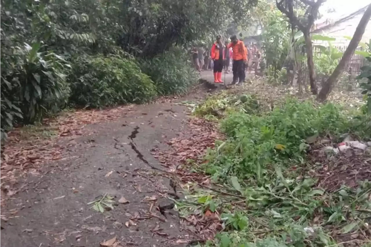 Tanah Ambles di Bogor, Belasan Warga Ciseeng Mengungsi