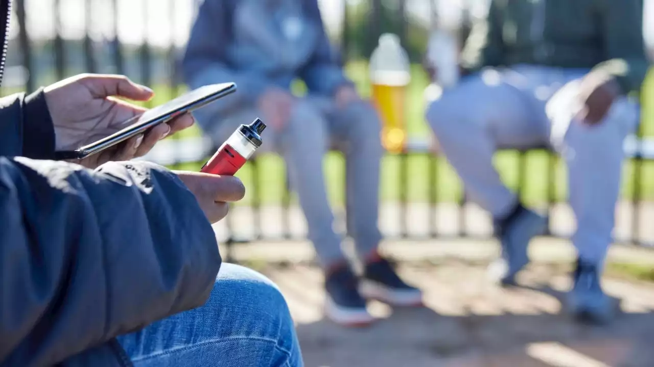 Palaszczuk launches inquiry over kids 'vaping during lunch breaks'