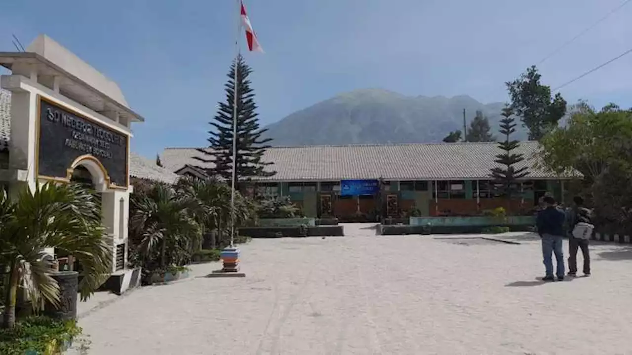 Siswa SDN 2 Tlogolele Boyolali Tetap Masuk Meski Sekolah Dihujani Abu Merapi