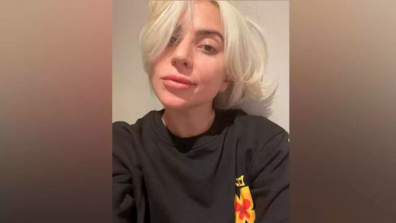 Tampil di Panggung Oscar 2023, Lady Gaga Pakai Kaus, Jeans dan Tanpa Makeup