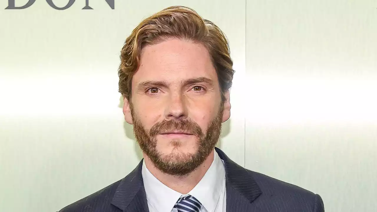 Pourquoi Daniel Brühl est l'acteur parfait pour incarner Karl Lagarfeld