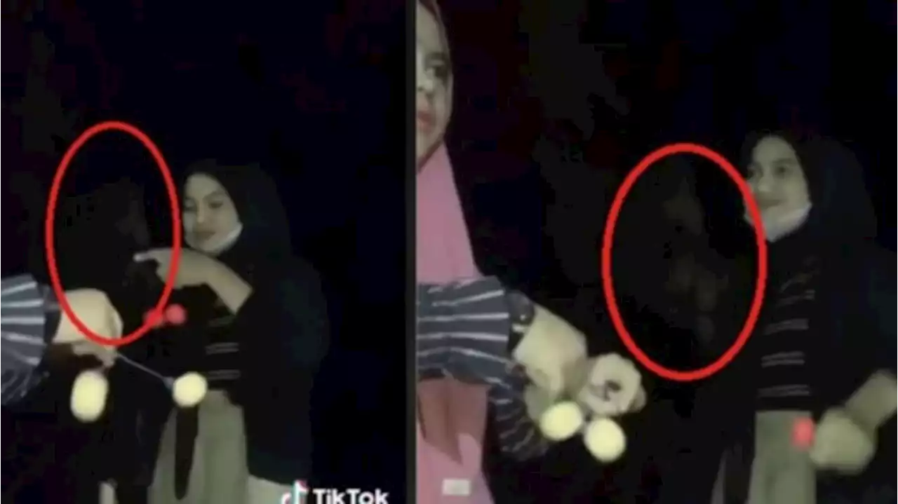 Geger, Terekam Dua Cewek Lagi Main Lato-lato Diintip Pocong