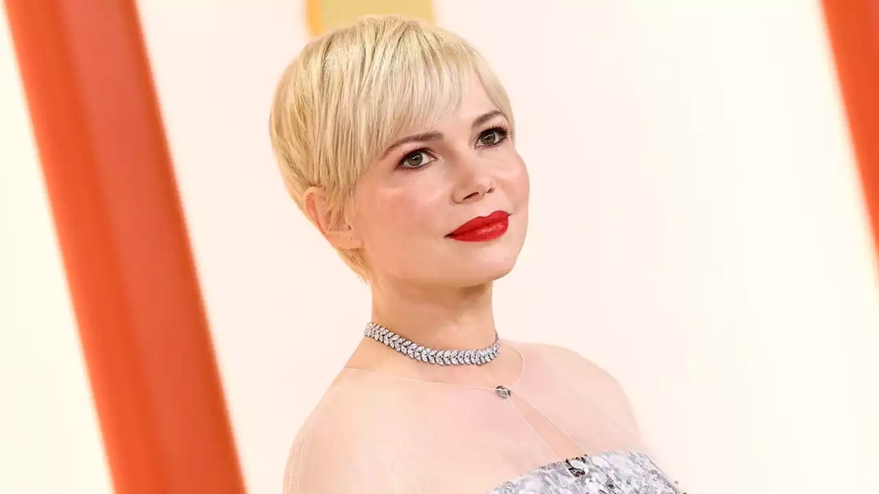 Michelle Williams Brings Back Her Platinum Pixie Cut at the Oscars 2023