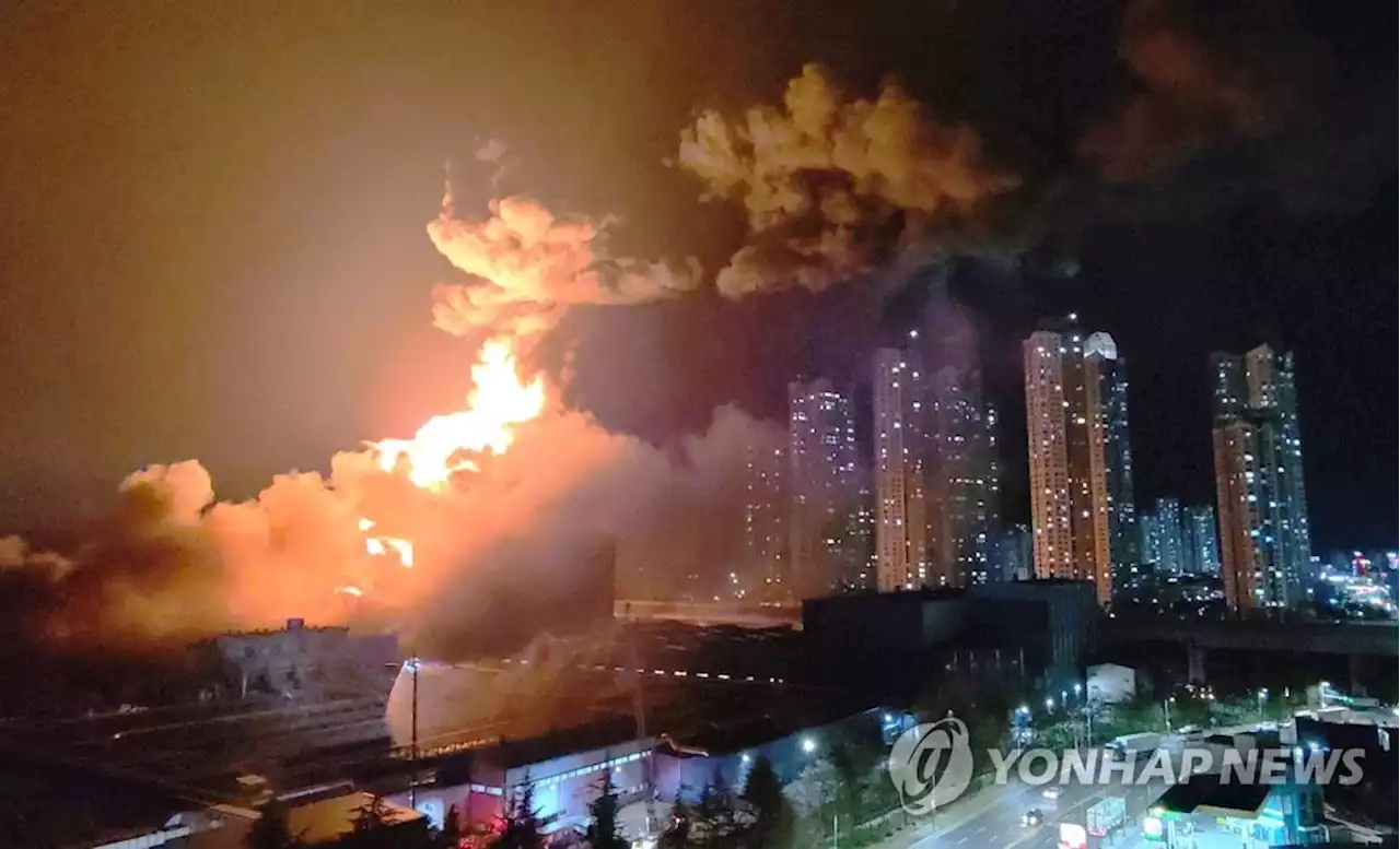 한국타이어 공장 화재로 타이어 40만개 타…9시간째 진화작업 | 연합뉴스