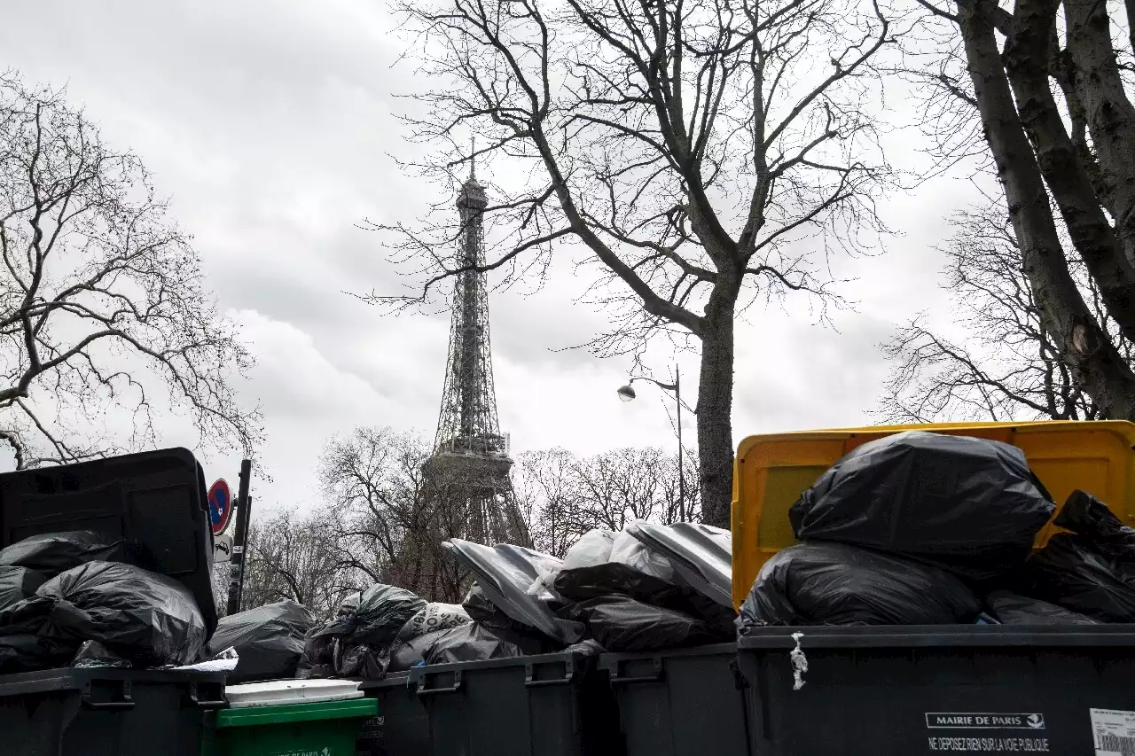 À Paris, capitale du tourisme mondial, on prend en photo les murs de poubelles