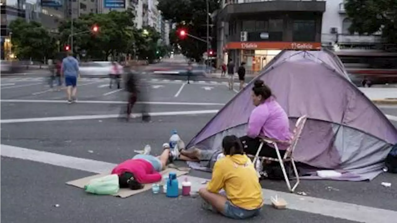 Organizaciones piqueteras mantienen el acampe sobre 9 de Julio