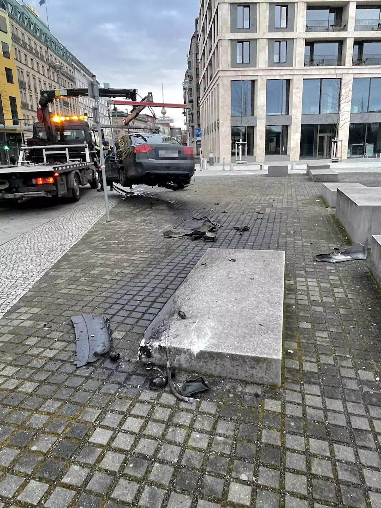 Verkehrsunfall: Auto beschädigt Holocaust-Mahnmal in Berlin