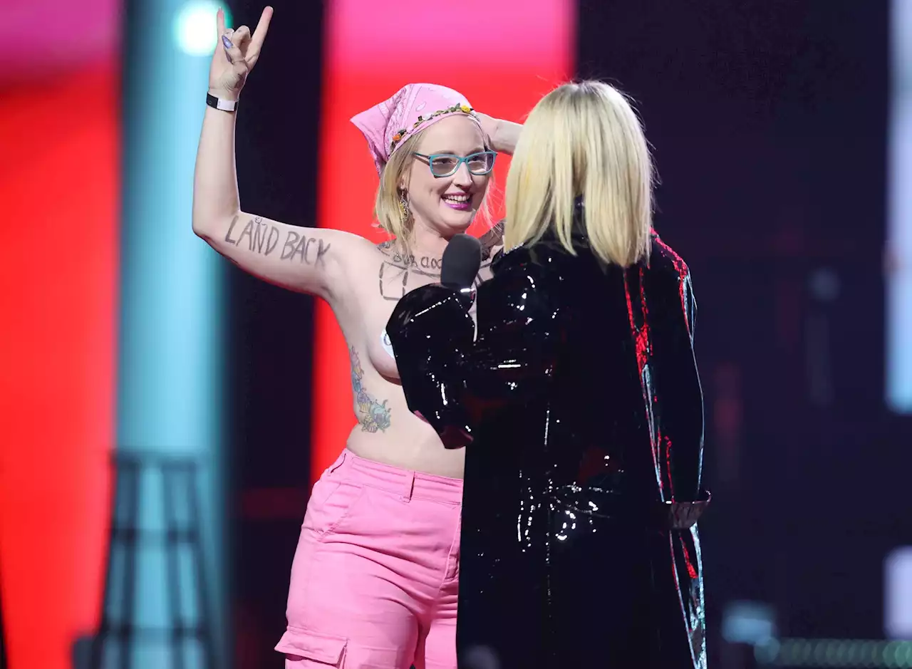 Avril Lavigne to topless protester at Junos: 'Get the f--- off' stage