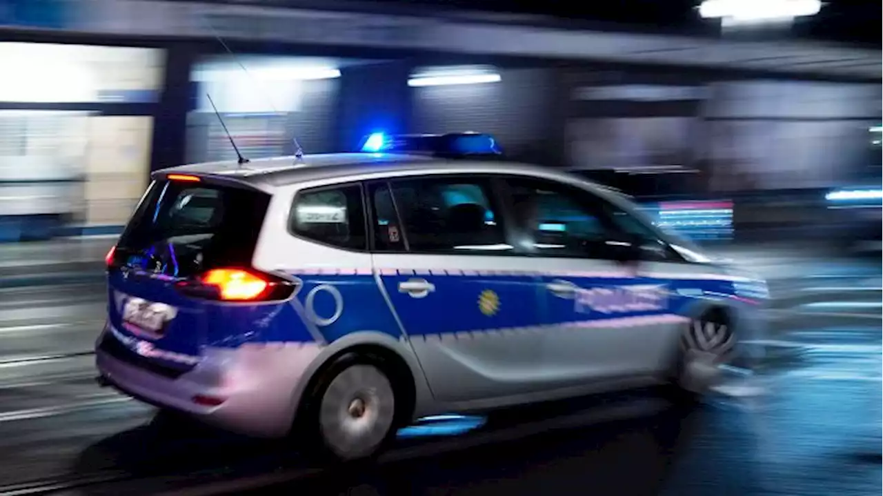 Auto rammt Treppe am U-Bahnhof Eberswalde Straße