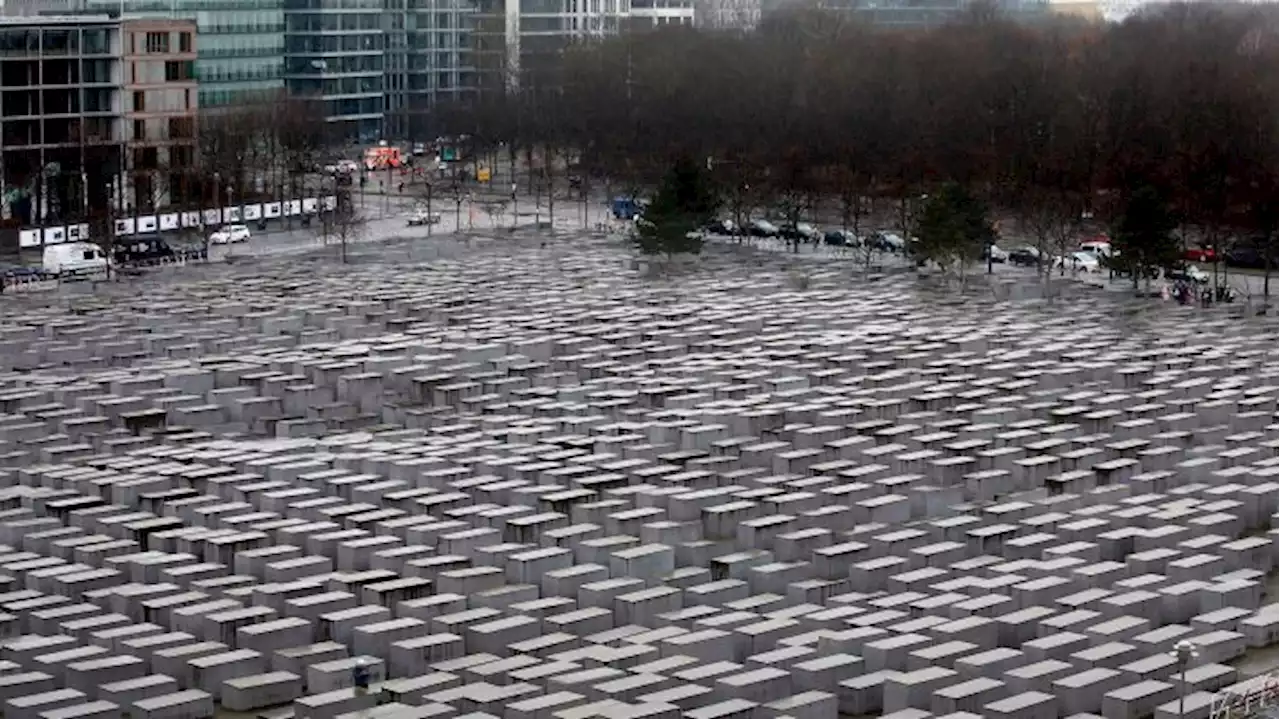 Auto kracht in Berliner Holocaust-Mahnmal