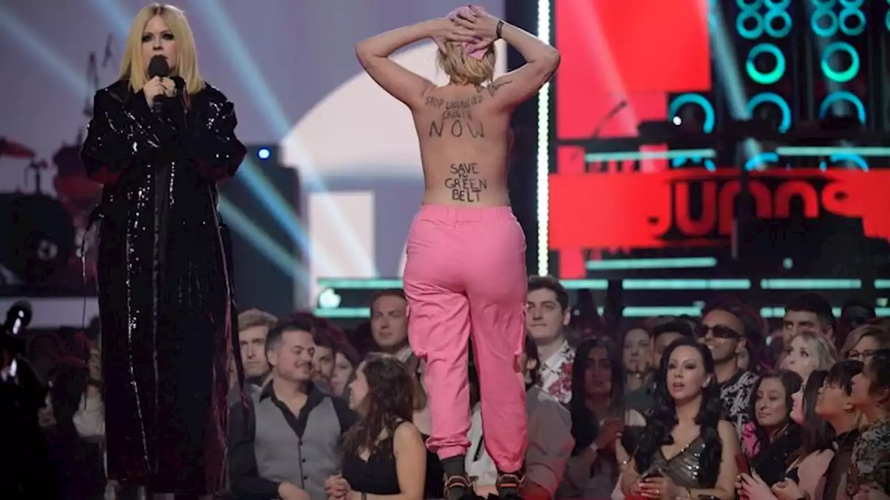 Avril Lavigne's Juno Awards speech interrupted by a streaker | CNN