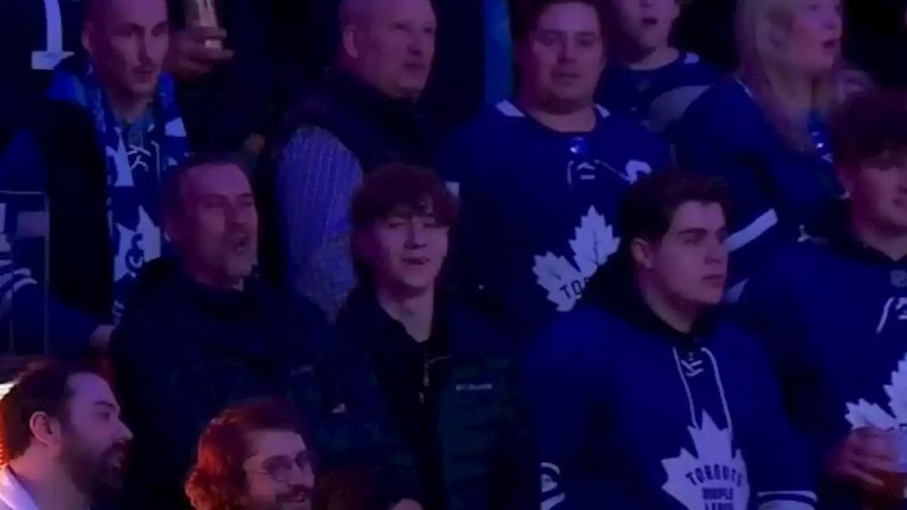 Maple Leafs fans sing American national anthem after microphone malfunctions