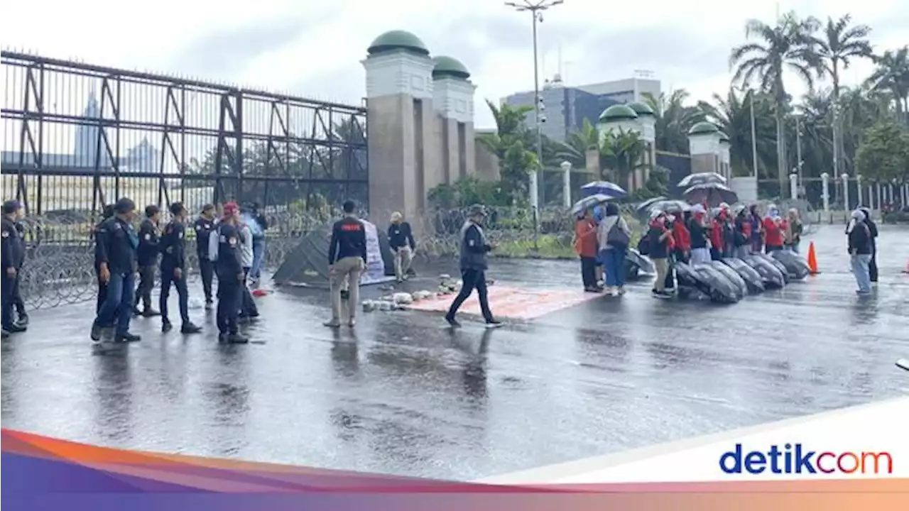 PRT Demo Desak Pengesahan RUU PPRT di Depan DPR, Gelar Tenda dan Panci