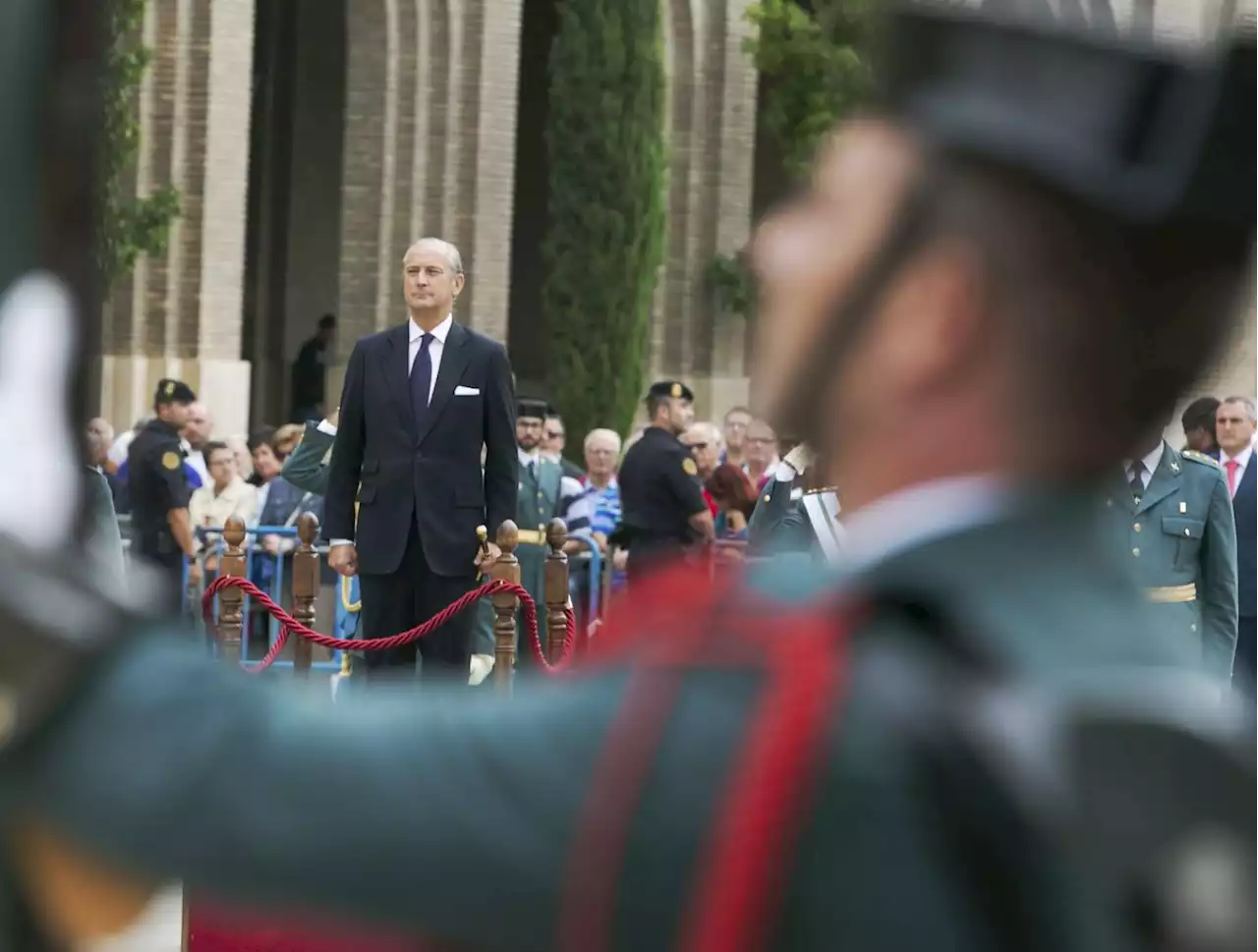 Un contratista de la Guardia Civil medió para limpiar la imagen del exdirector Fernández de Mesa