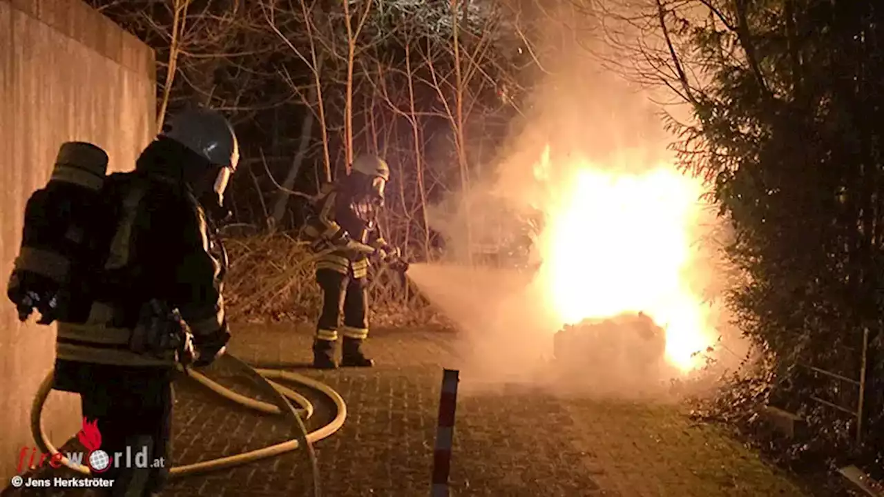 D: Brand zweier Müllcontainer an einem Garagenhof in Hattingen