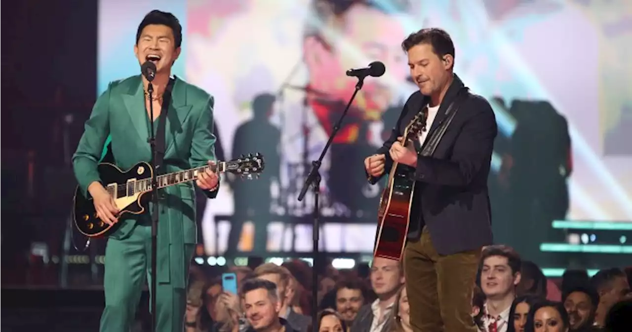 Topless fan crashes Junos broadcast as Weeknd wins 5th award with album of the year | Globalnews.ca