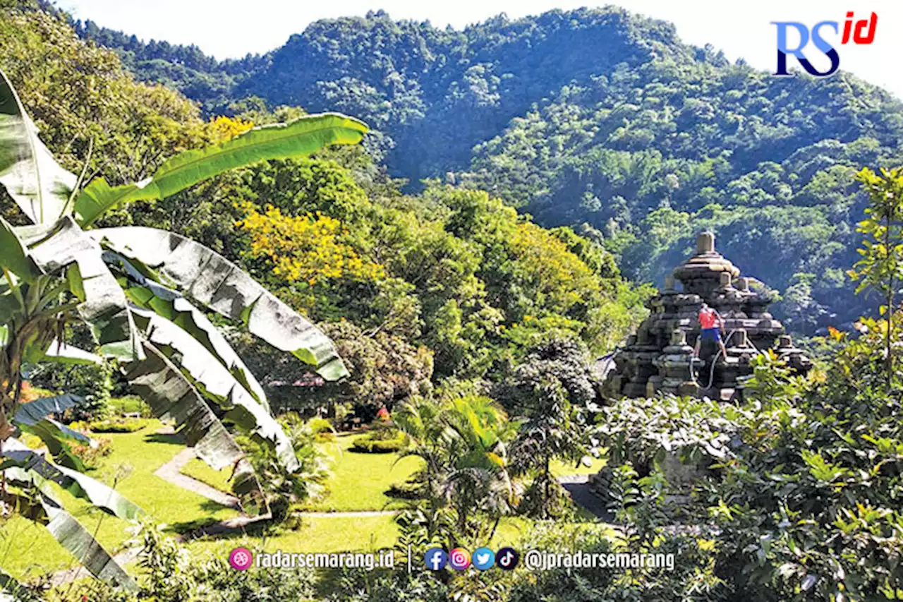 Terpapar Abu Vulkanik Erupsi Merapi, Sejumlah Candi di Magelang Dibersihkan