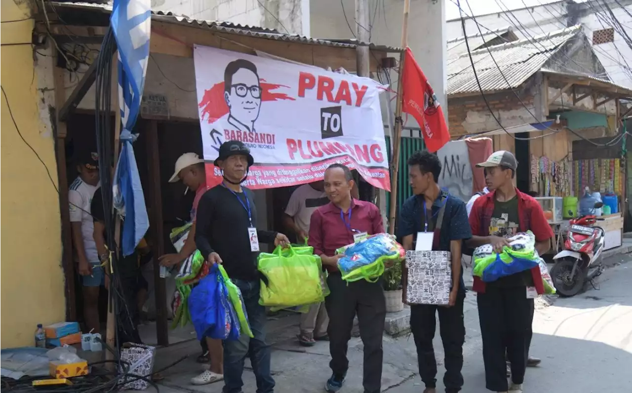 Sukarelawan Sandi Uno Beri Bantuan kepada Korban Kebakaran di Plumpang