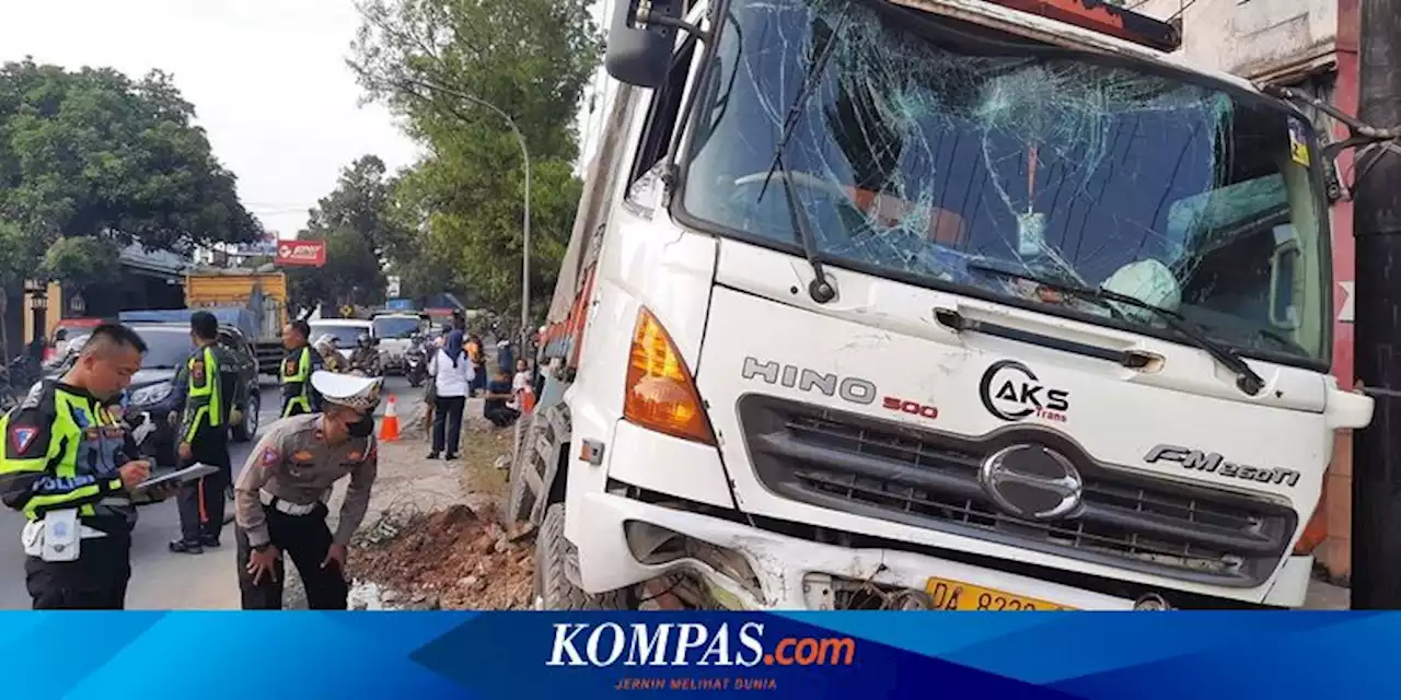 Akibat Rem Blong, Truk Pengangkut Bahan Semen Tabrak Lampu Lalu Lintas