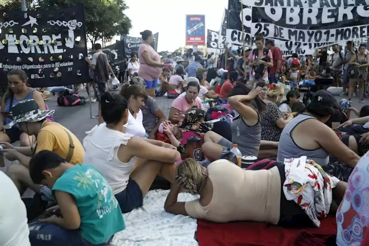 Los piqueteros cortan la 9 de Julio y el metrobus y preparan el acampe frente a Desarrollo Social