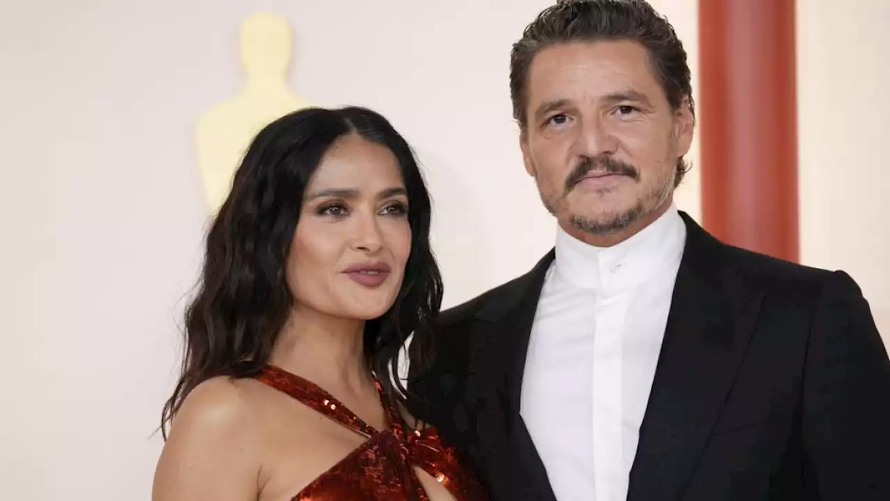 Salma Hayek no se resiste a Pedro Pascal y corre para tomarse foto con él en los Oscar 2023 (VIDEO)