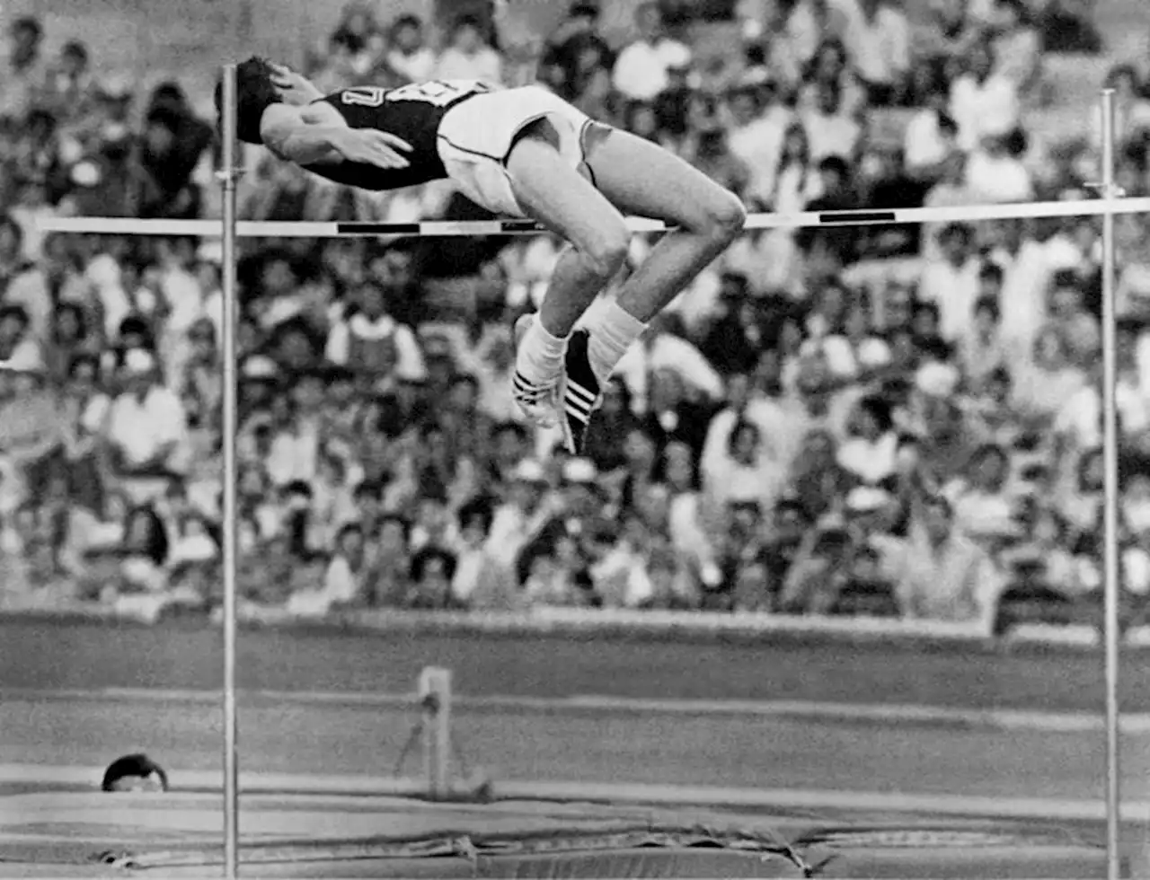 Dick Fosbury est mort mais tous les collégiens continueront à essayer de sauter comme lui