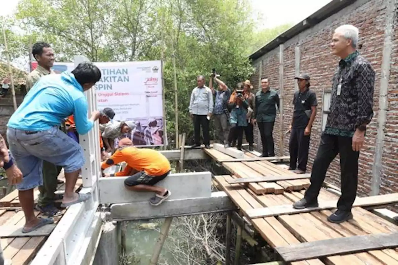 Ganjar Kucurkan Rp1,6 Miliar untuk Korban Rob Demak Bangun Rumah