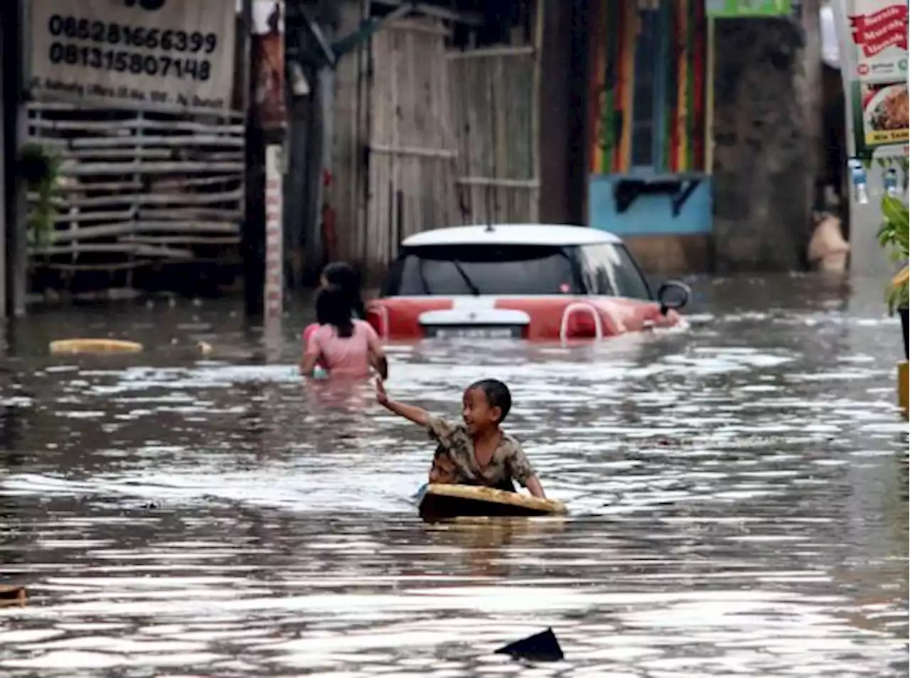 Hujan Lebat Guyur Jakarta, 4 Ruas Jalan Tergenang