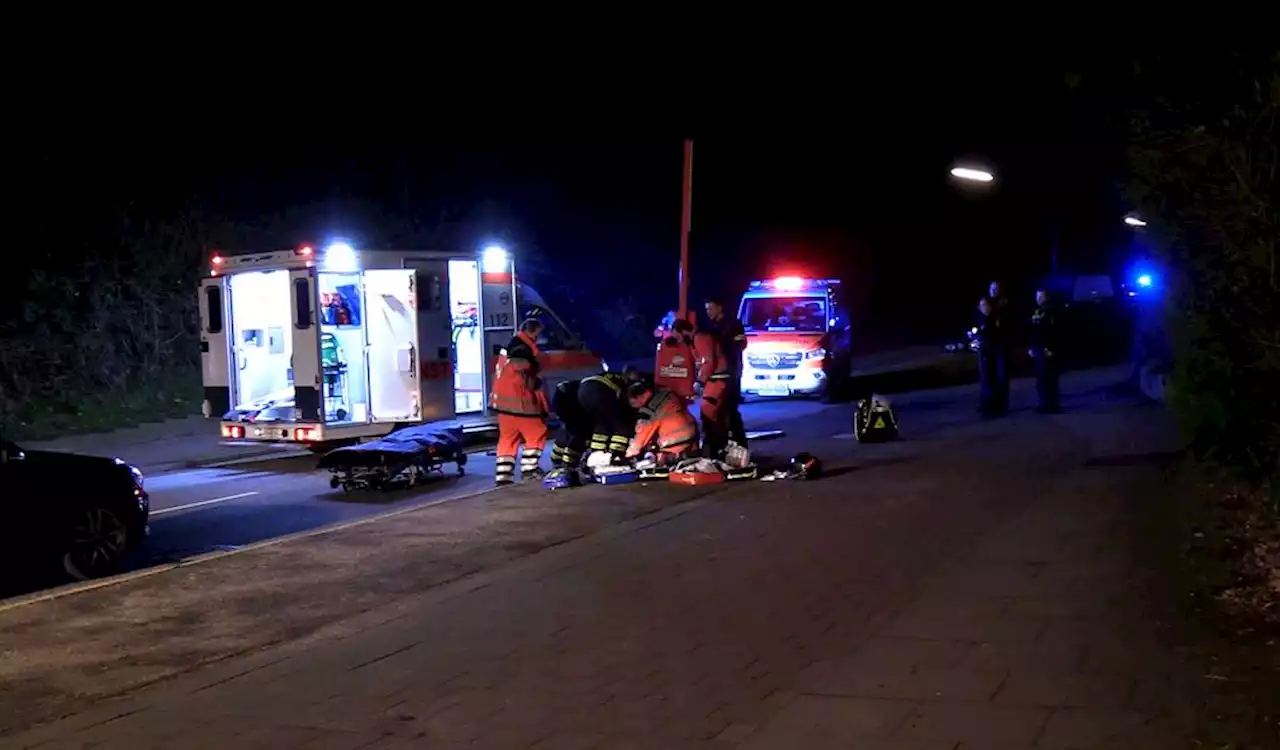 Drama in Hamburg: Motorradfahrer schleudert gegen Schild – Autofahrer greift ein